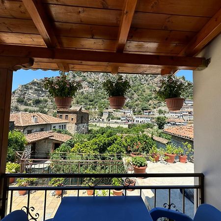 Meroli Guesthouse - Unesco Quarter Berat Bagian luar foto