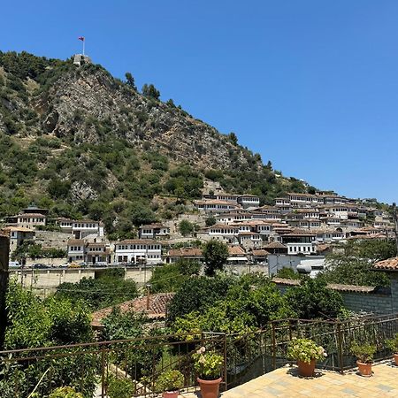 Meroli Guesthouse - Unesco Quarter Berat Bagian luar foto