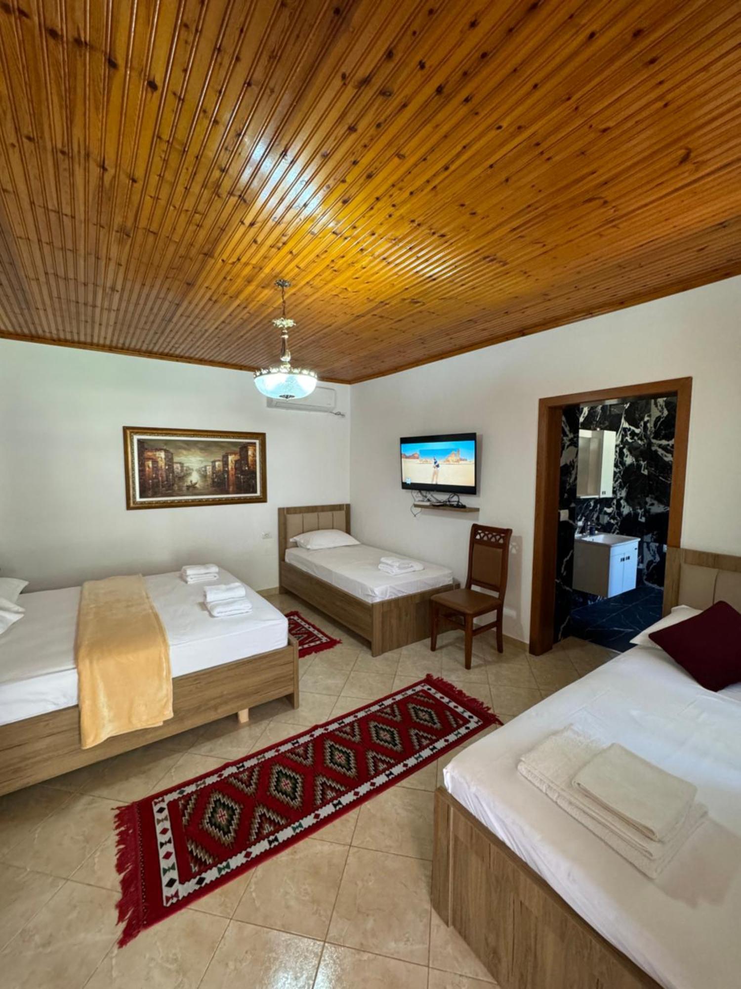 Meroli Guesthouse - Unesco Quarter Berat Bagian luar foto