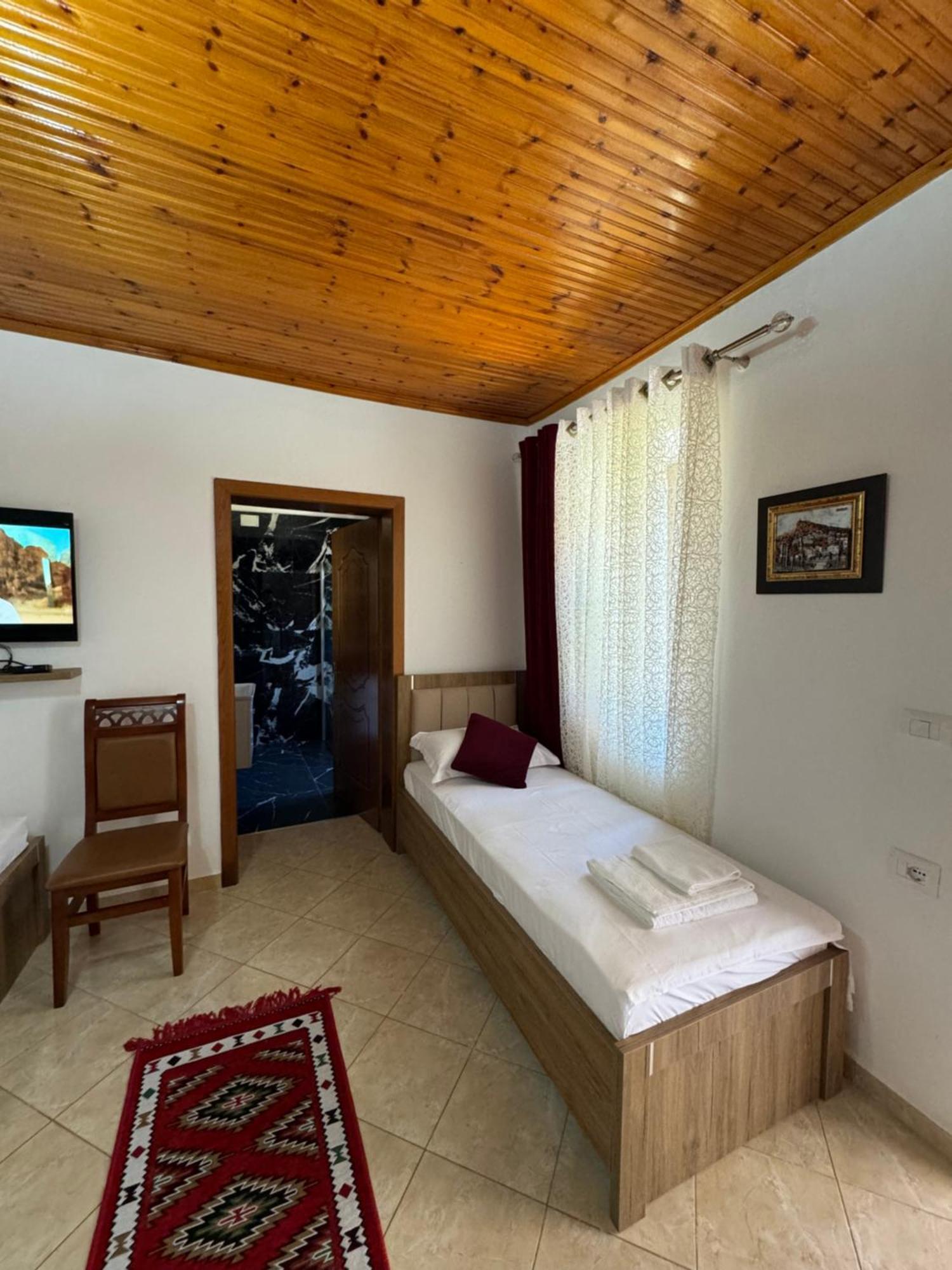 Meroli Guesthouse - Unesco Quarter Berat Bagian luar foto
