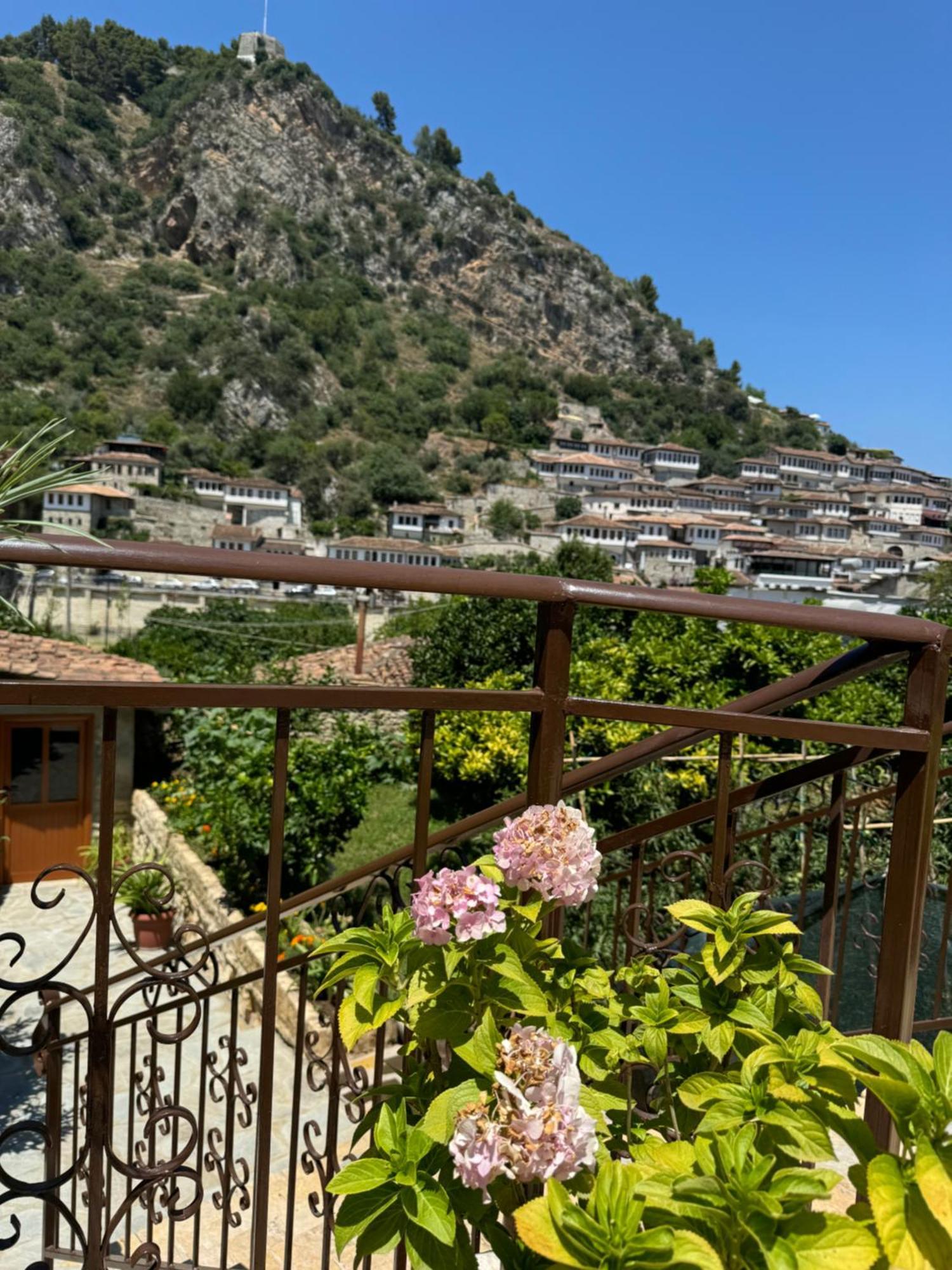 Meroli Guesthouse - Unesco Quarter Berat Bagian luar foto