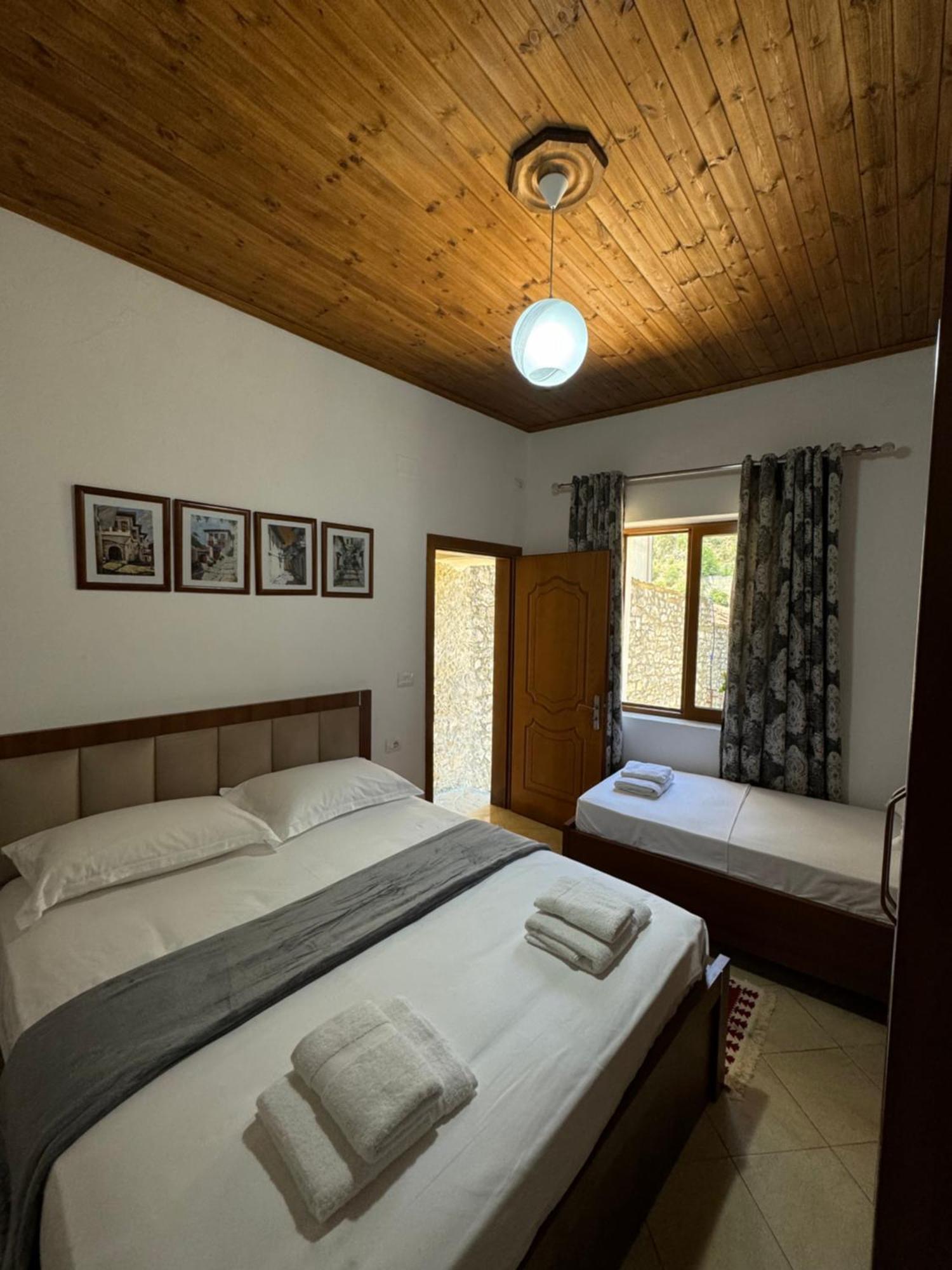 Meroli Guesthouse - Unesco Quarter Berat Bagian luar foto