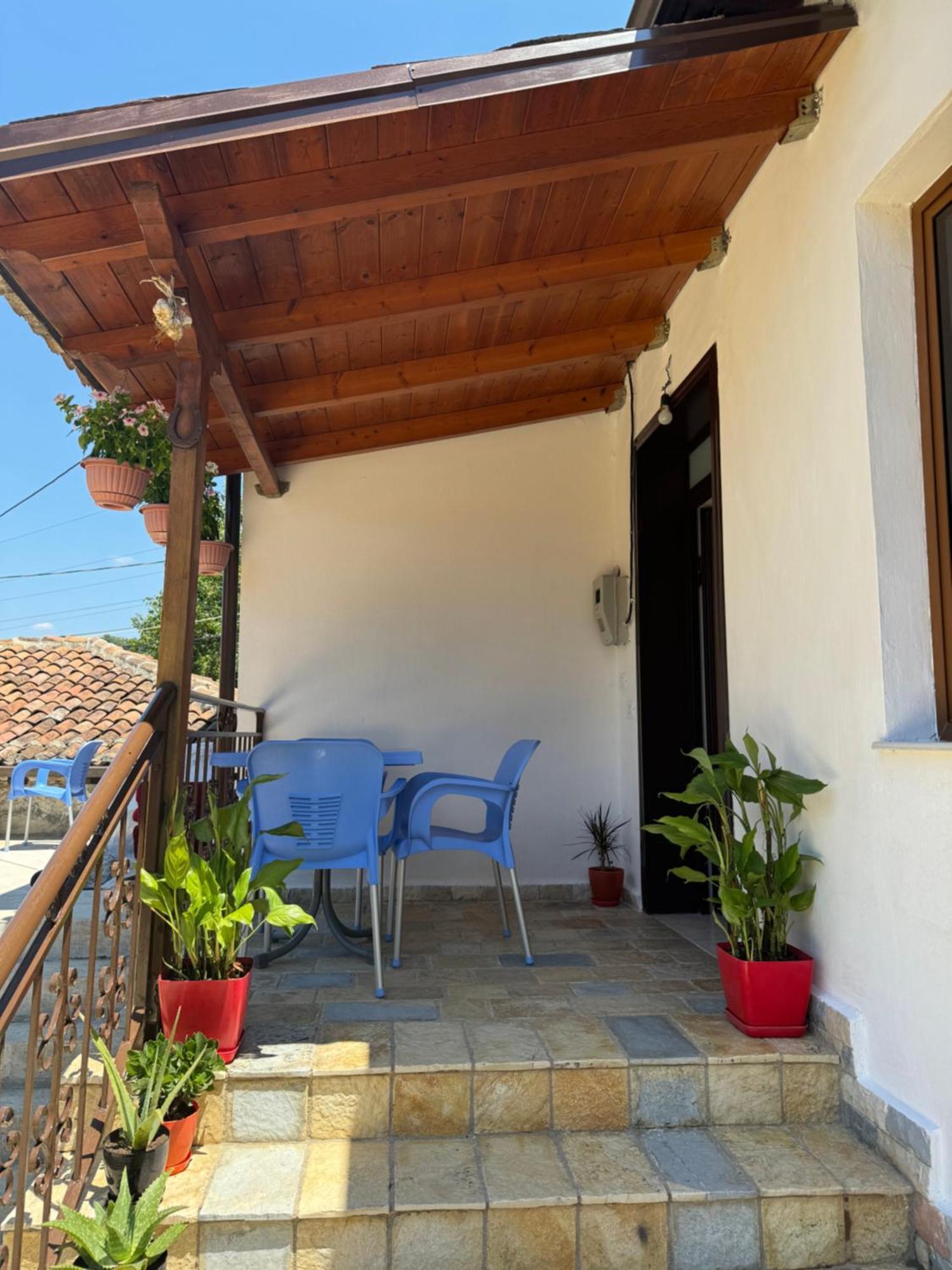 Meroli Guesthouse - Unesco Quarter Berat Bagian luar foto