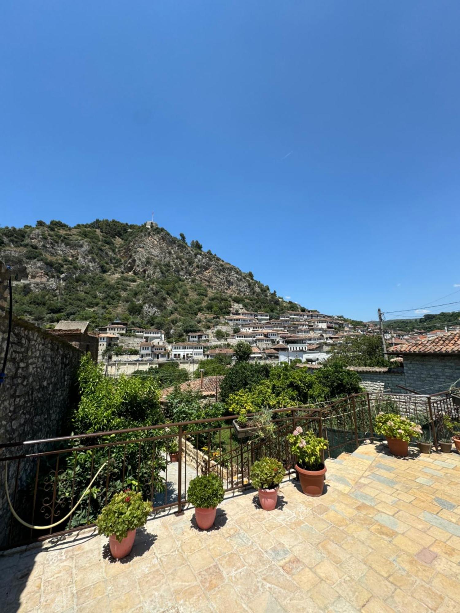 Meroli Guesthouse - Unesco Quarter Berat Bagian luar foto