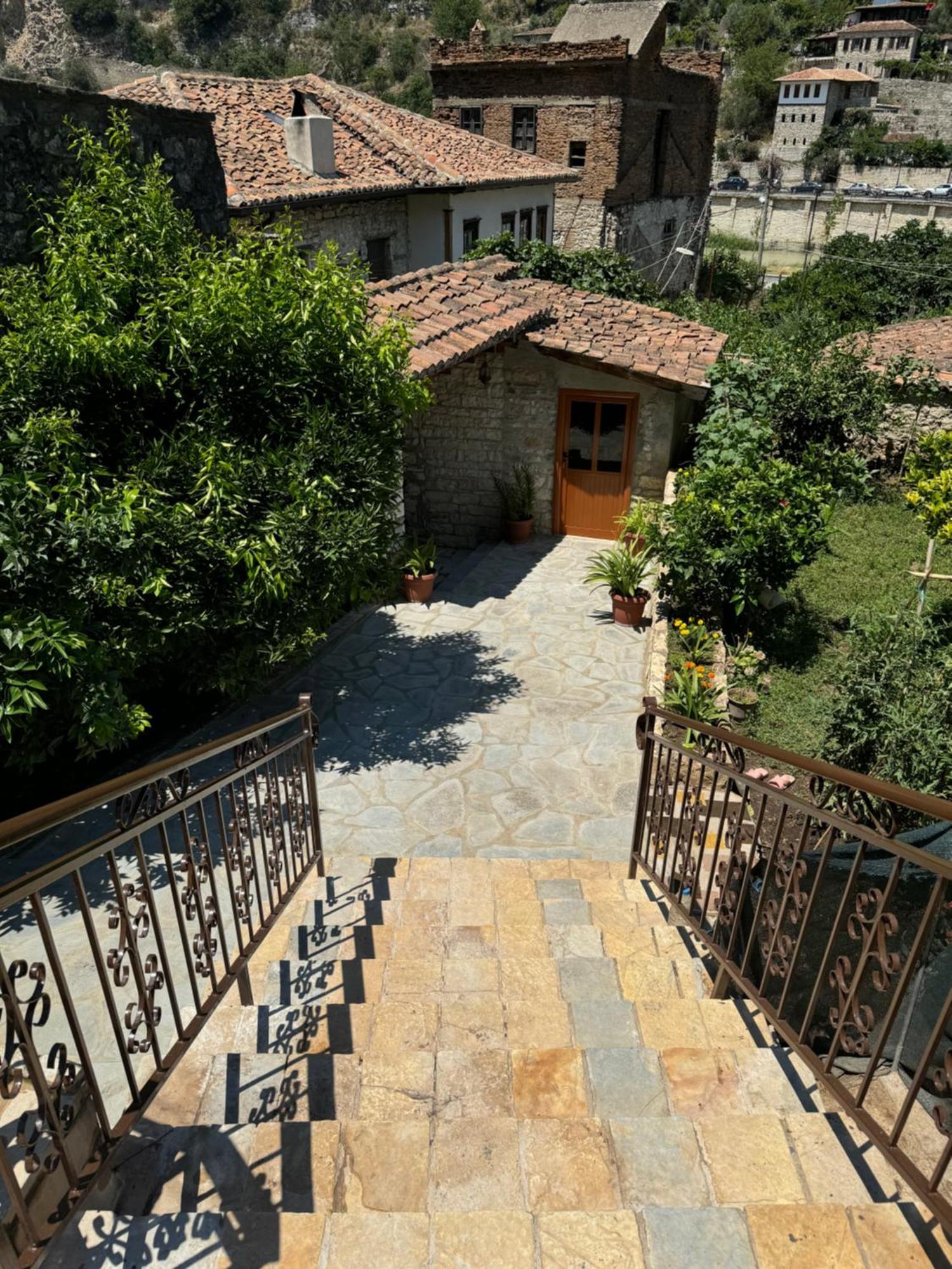 Meroli Guesthouse - Unesco Quarter Berat Bagian luar foto