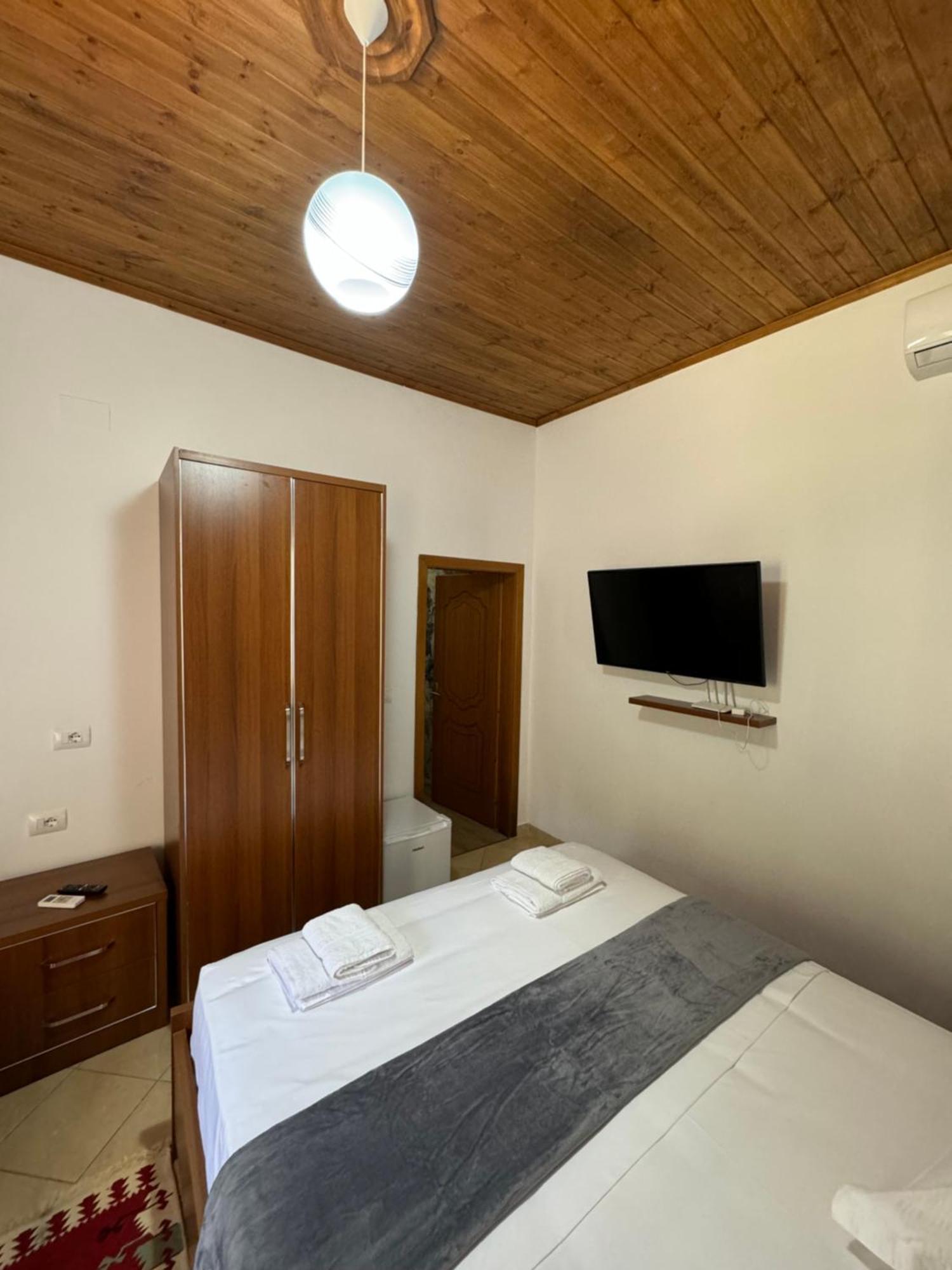 Meroli Guesthouse - Unesco Quarter Berat Bagian luar foto