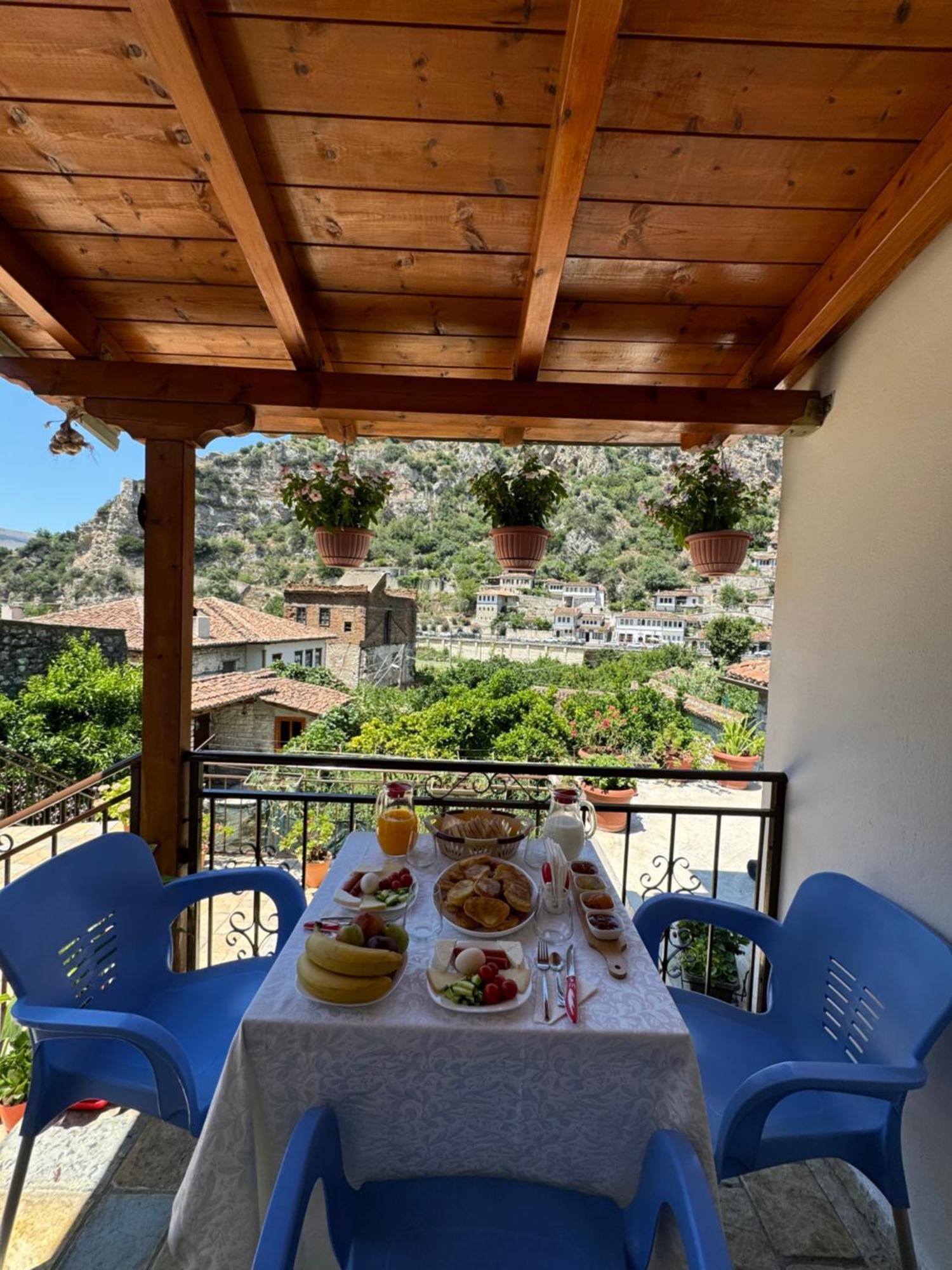 Meroli Guesthouse - Unesco Quarter Berat Bagian luar foto
