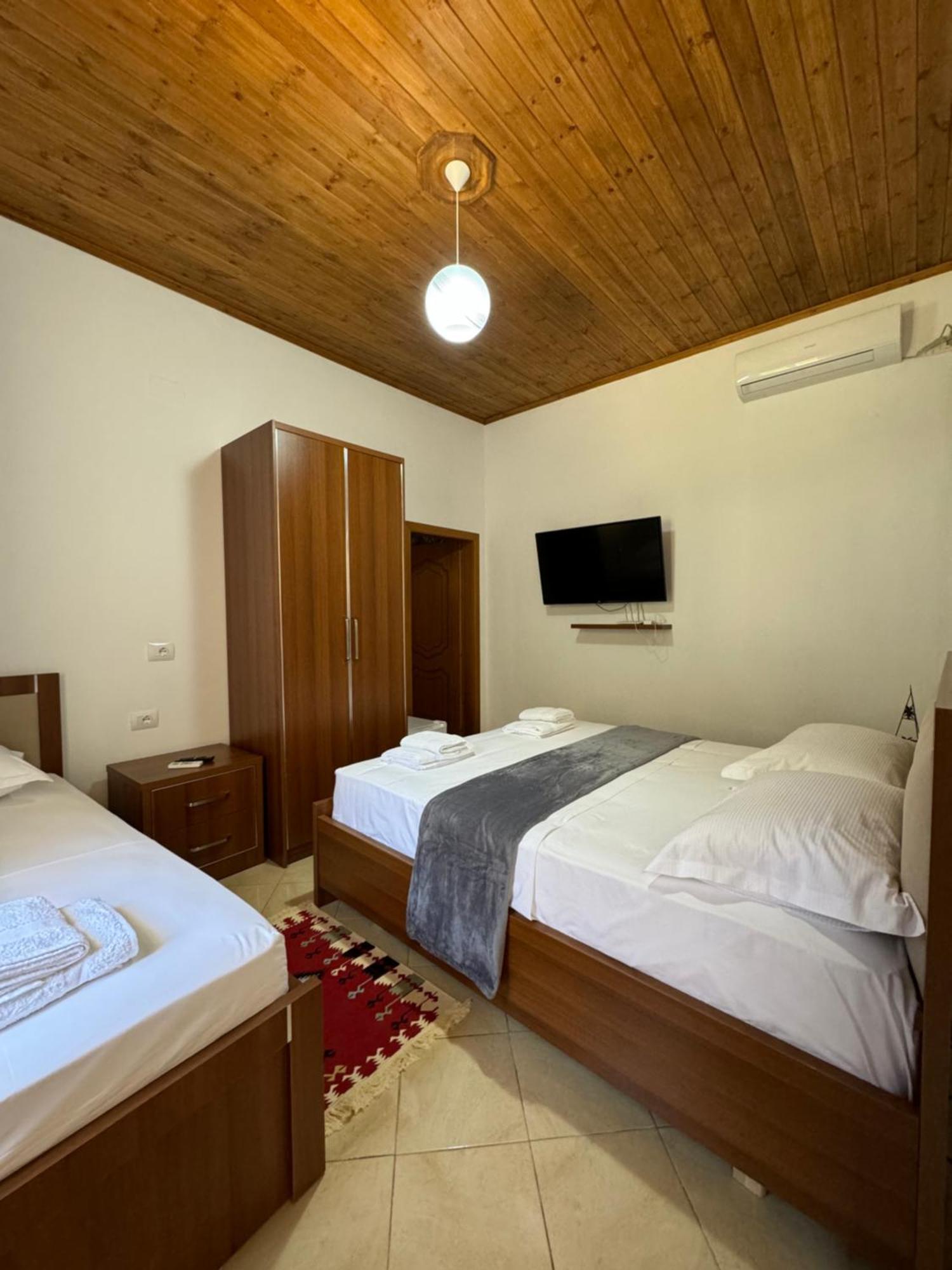 Meroli Guesthouse - Unesco Quarter Berat Bagian luar foto