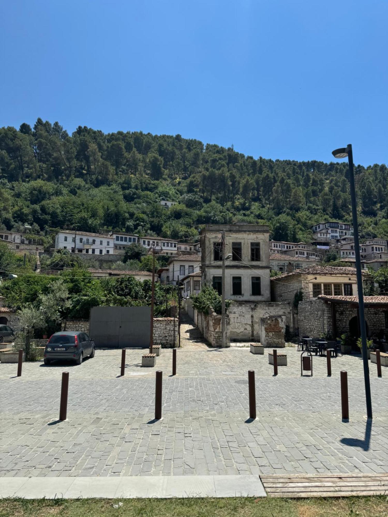 Meroli Guesthouse - Unesco Quarter Berat Bagian luar foto