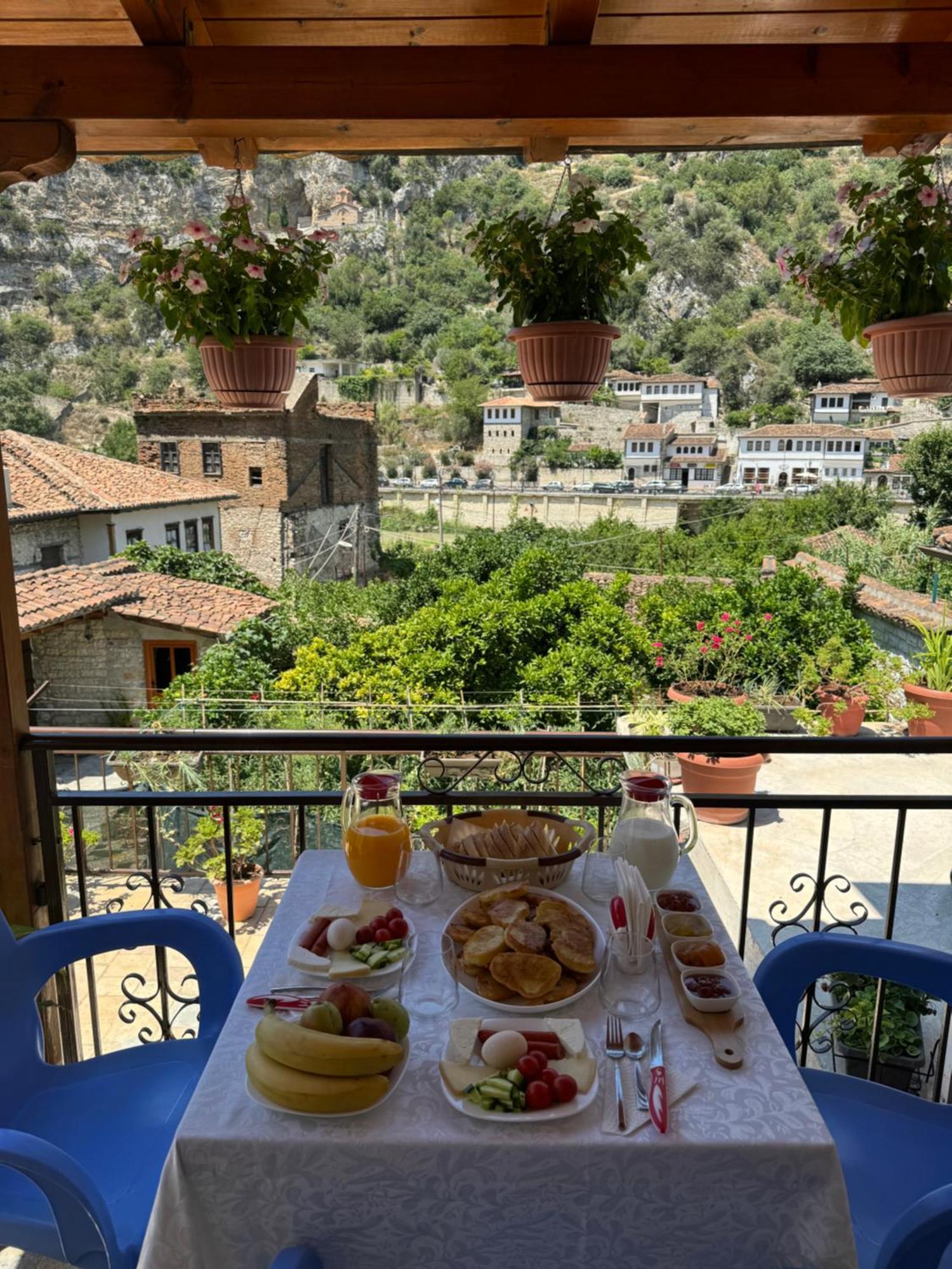 Meroli Guesthouse - Unesco Quarter Berat Bagian luar foto