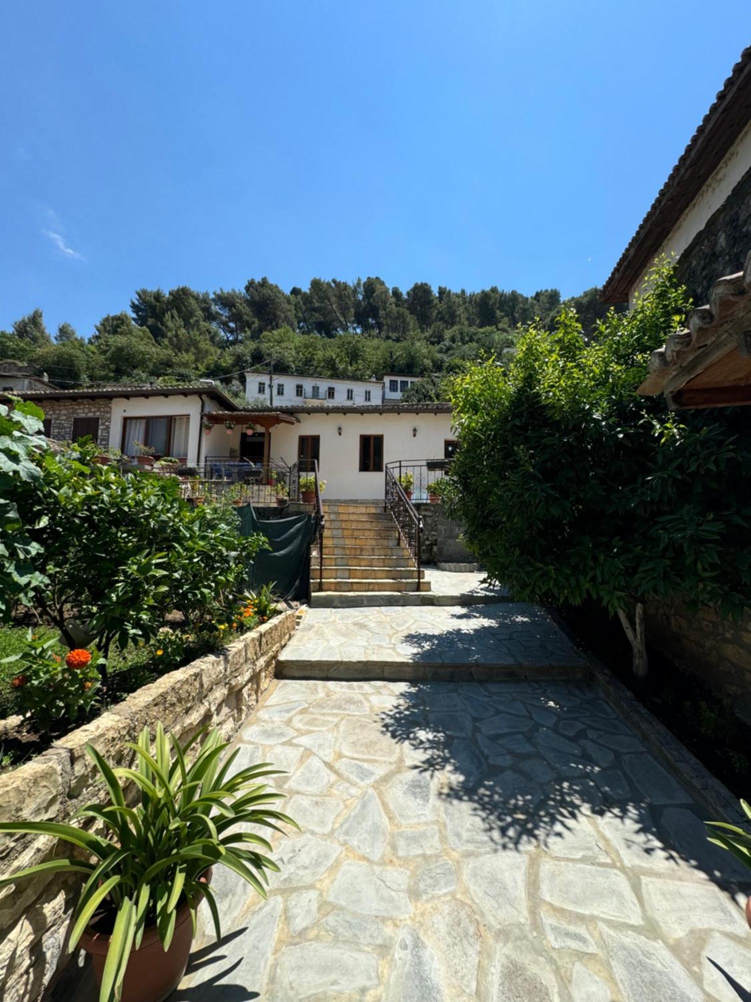 Meroli Guesthouse - Unesco Quarter Berat Bagian luar foto