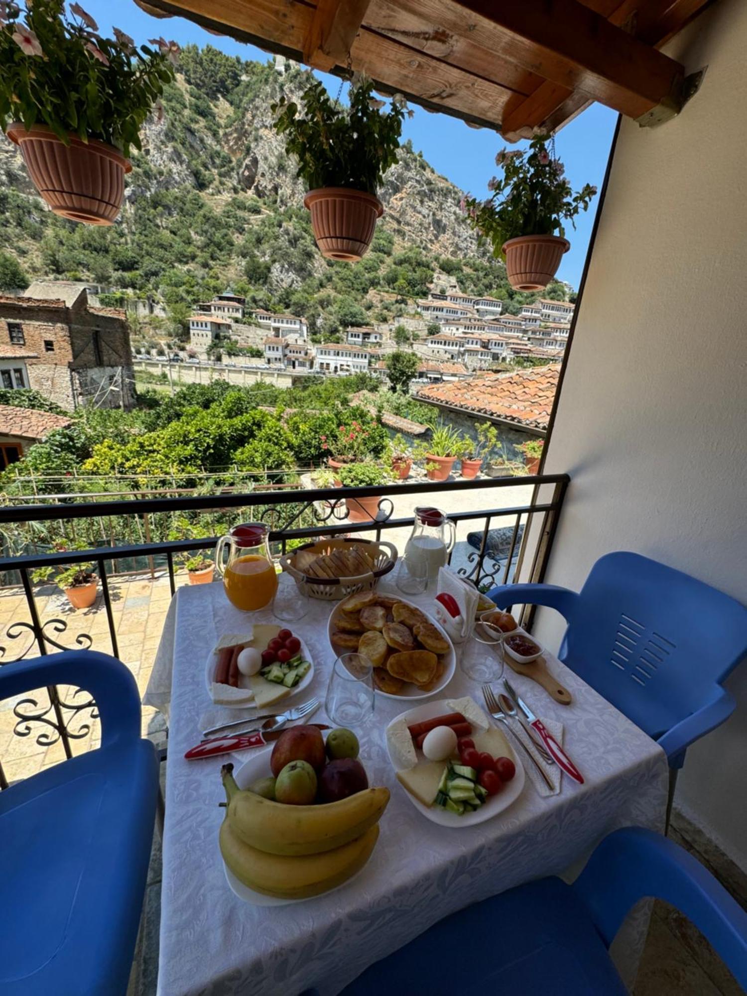 Meroli Guesthouse - Unesco Quarter Berat Bagian luar foto