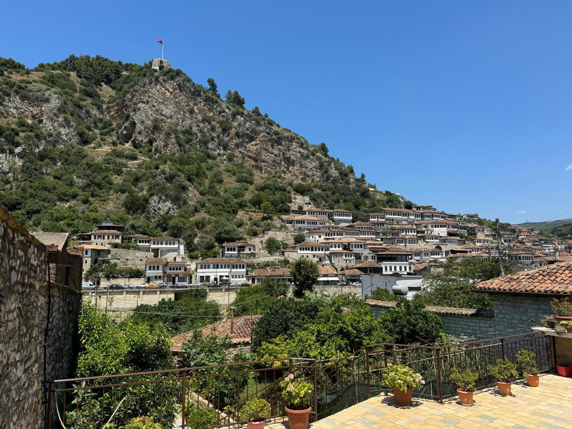 Meroli Guesthouse - Unesco Quarter Berat Bagian luar foto