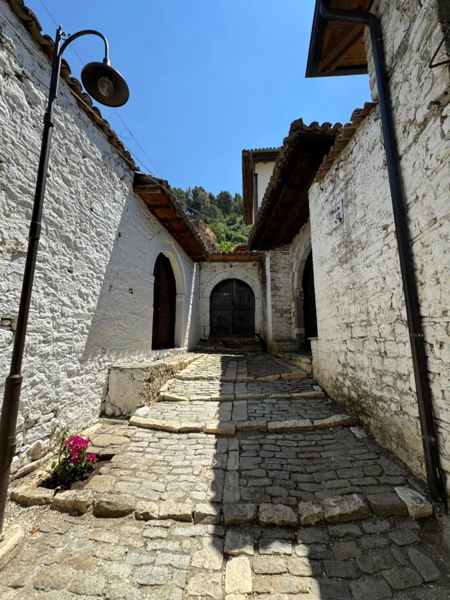 Meroli Guesthouse - Unesco Quarter Berat Bagian luar foto