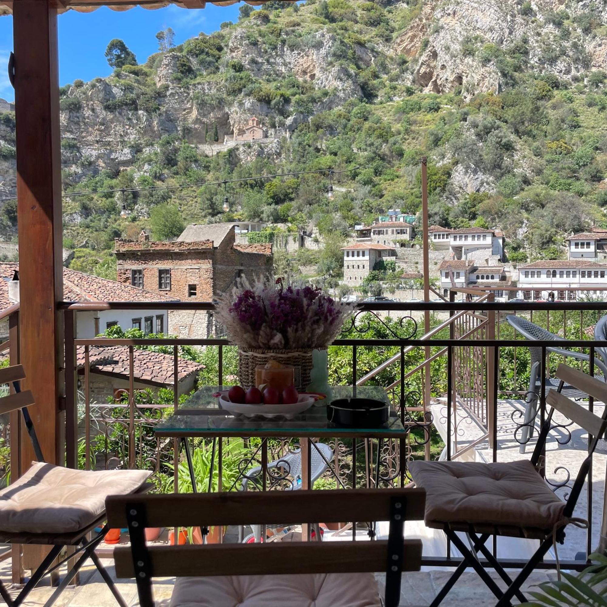 Meroli Guesthouse - Unesco Quarter Berat Bagian luar foto