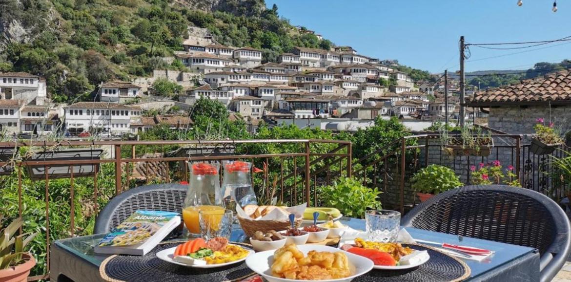 Meroli Guesthouse - Unesco Quarter Berat Bagian luar foto